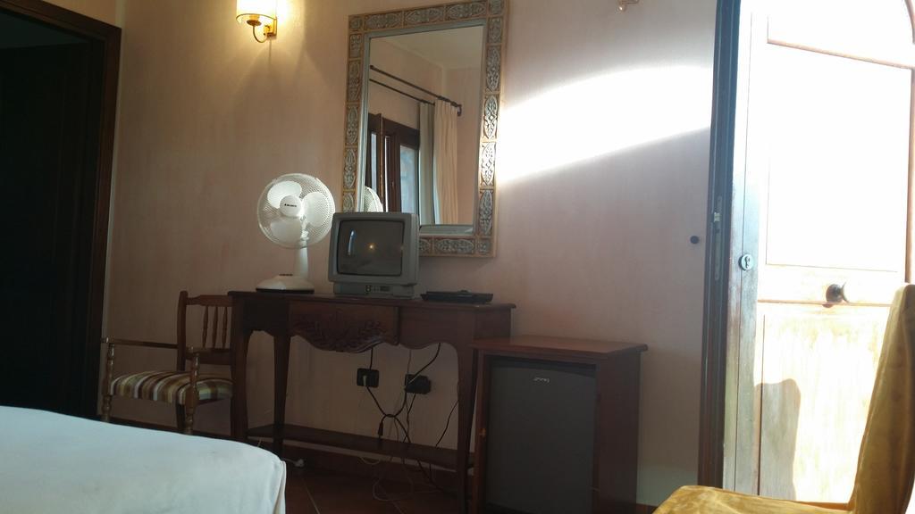 Hotel Ristorante La Tana Di Li Mazzoni Trinita d'Agultu e Vignola Екстер'єр фото